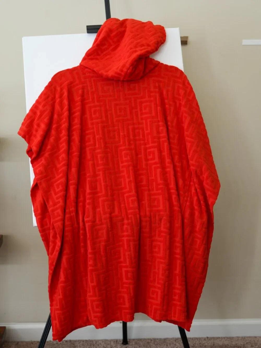 NWT Gianni Bini Fire Red Embossed Geometric Plush Hooded Poncho Cape Medium - Picture 4 of 4